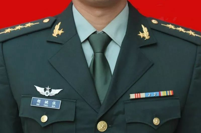 教你如何识别我军军官的级别大小，只看胸前的资历章就行了 第7张