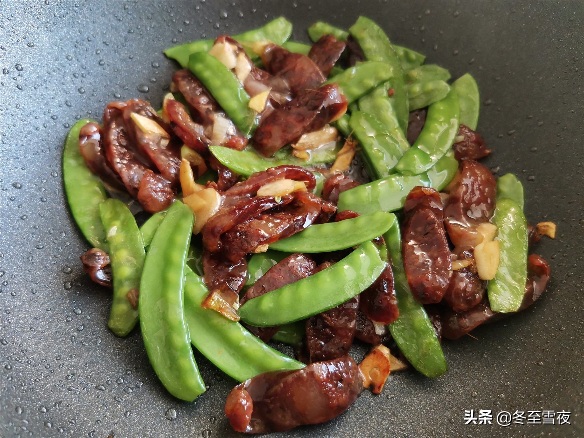 腊肠一炒就碎，吃着又干又硬，多做这一步，腊肠不散，香软喷香 第13张