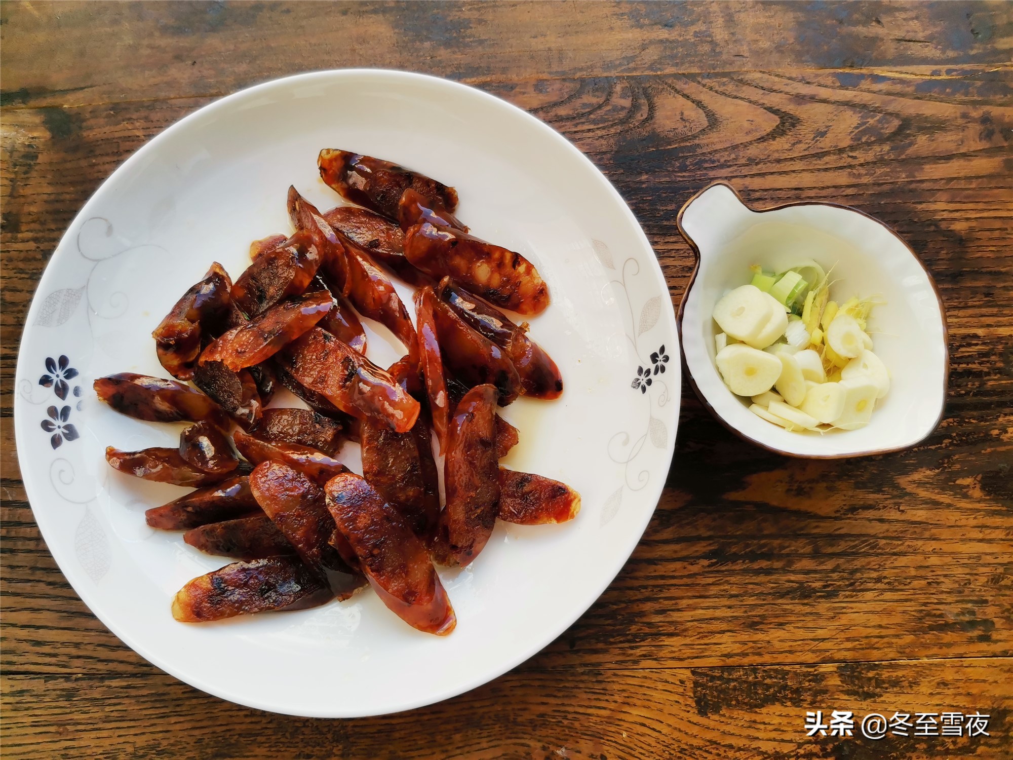 腊肠一炒就碎，吃着又干又硬，多做这一步，腊肠不散，香软喷香 第9张