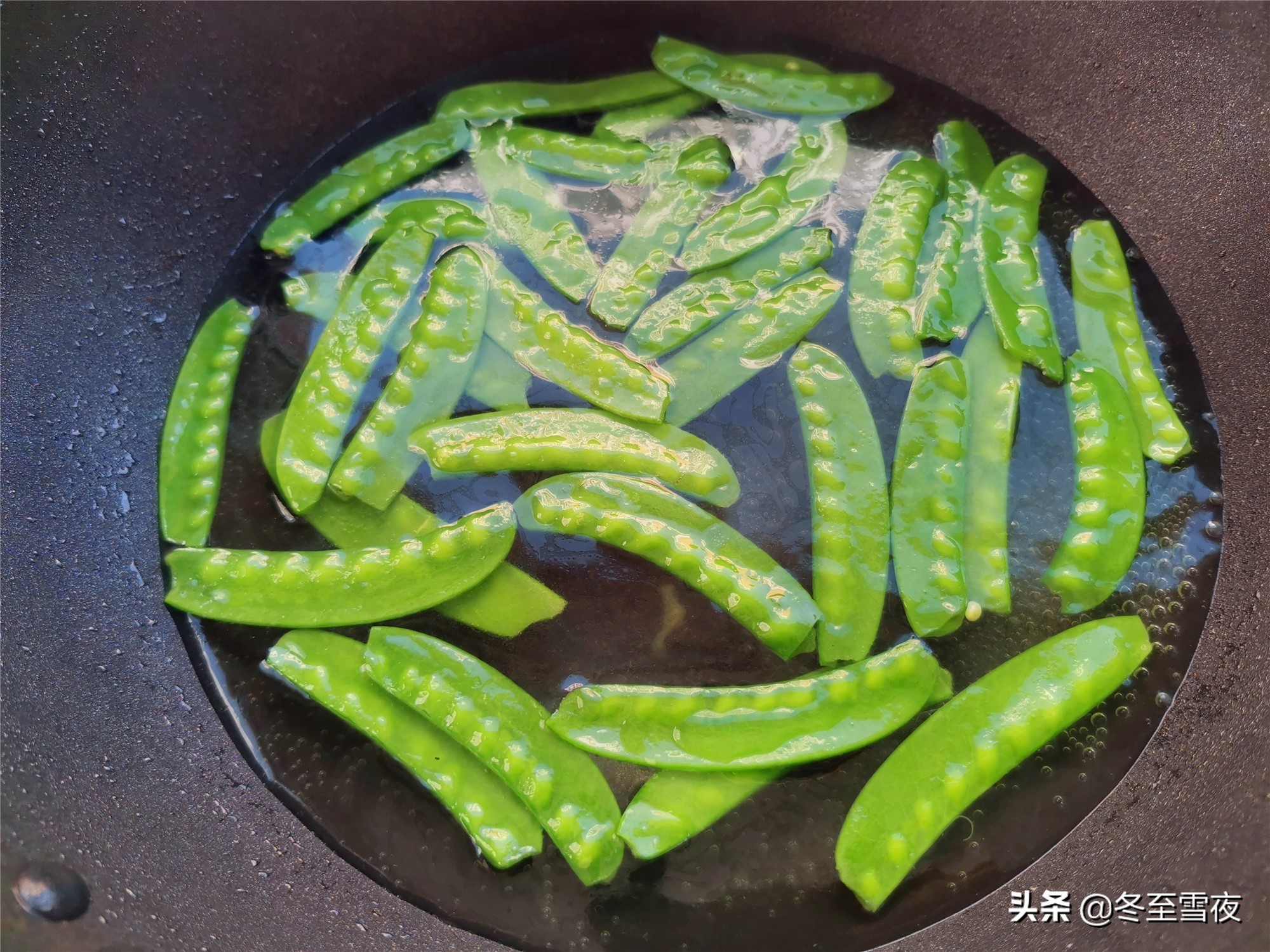 腊肠一炒就碎，吃着又干又硬，多做这一步，腊肠不散，香软喷香 第5张
