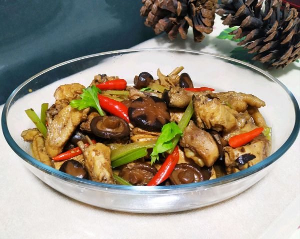 香菇炖鸡这样做也太好吃了吧！天天吃都不腻 第1张
