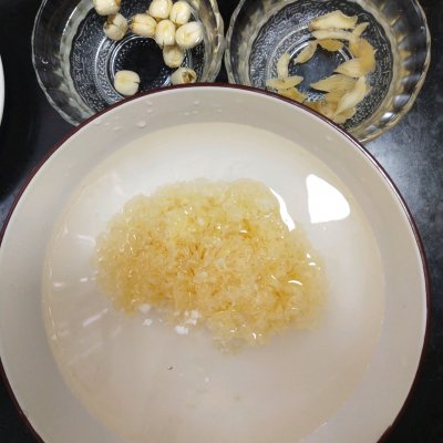 胶原蛋白满满的牛奶银耳莲子羹 第3张