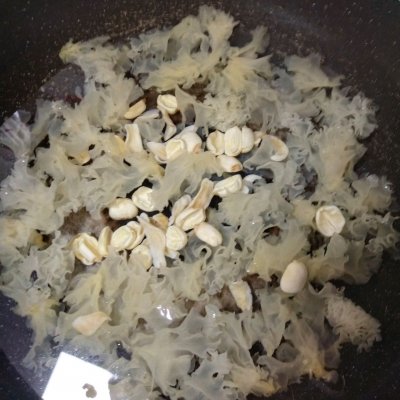 胶原蛋白满满的牛奶银耳莲子羹 第7张