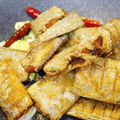 学会这道家常红烧带鱼，想低调都不行 第5张