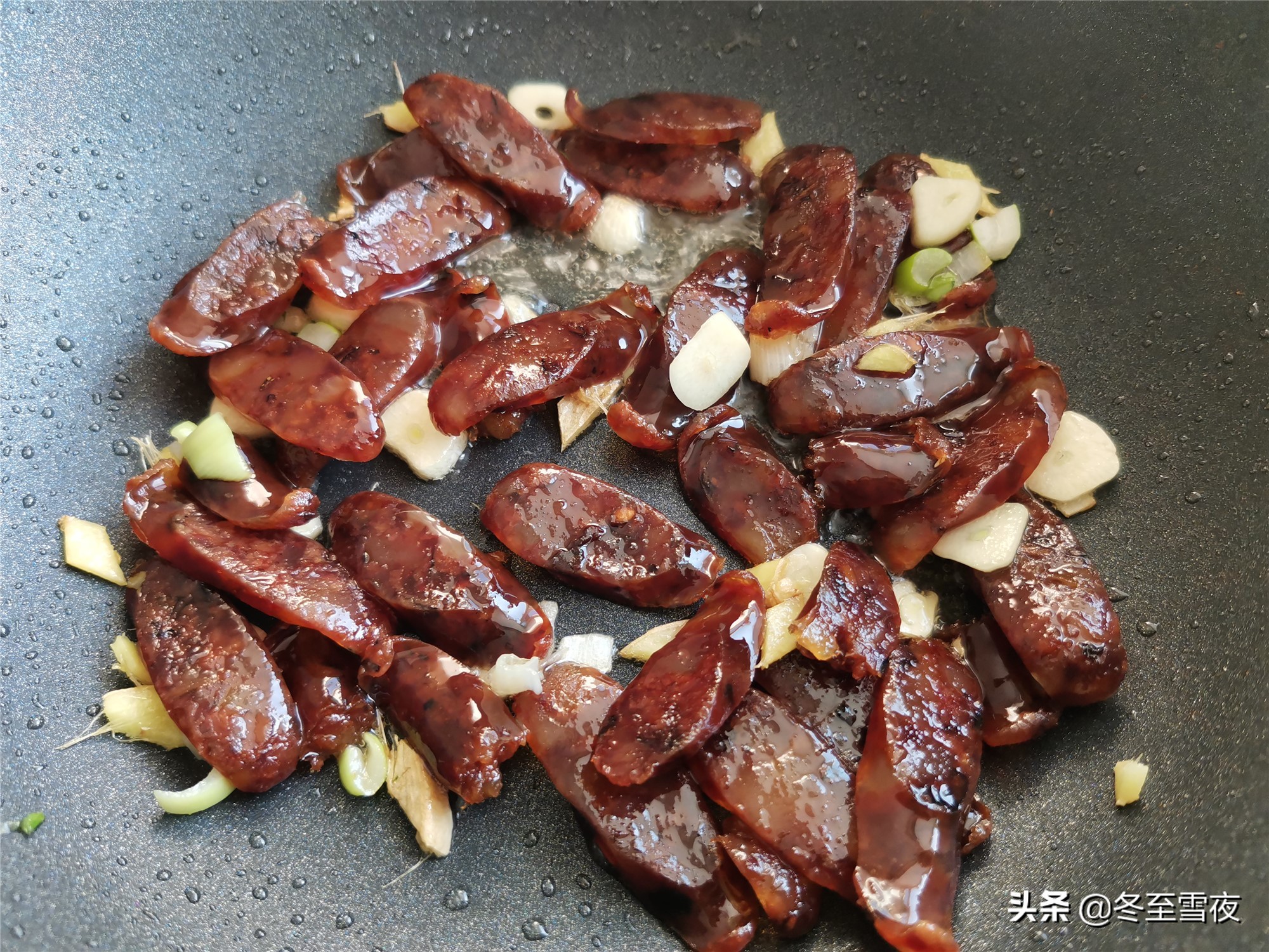 腊肠一炒就碎，吃着又干又硬，多做这一步，腊肠不散，香软喷香 第11张