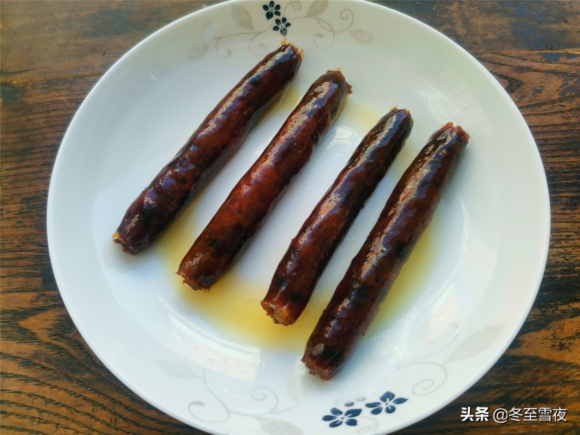 腊肠一炒就碎，吃着又干又硬，多做这一步，腊肠不散，香软喷香 第3张