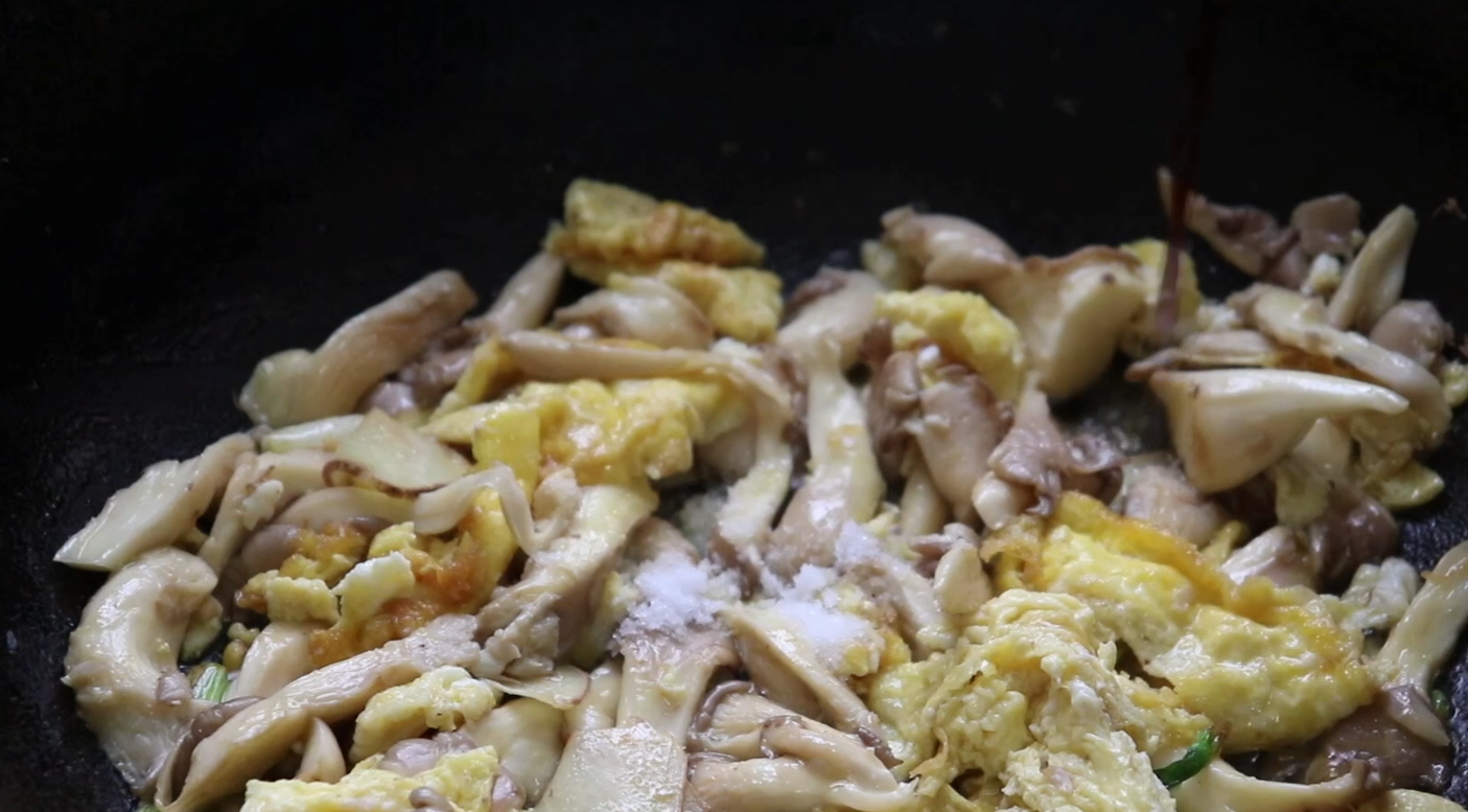 蘑菇最好吃的做法，加2个鸡蛋，我家一周吃5次，给红烧肉也不换 第9张