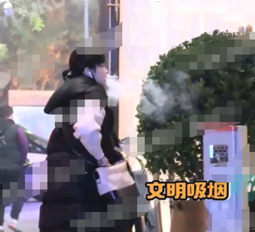 蔡徐坤被偷拍疑似抽烟，头靠车座一脸享受，司机抽烟单手违规驾驶 第15张
