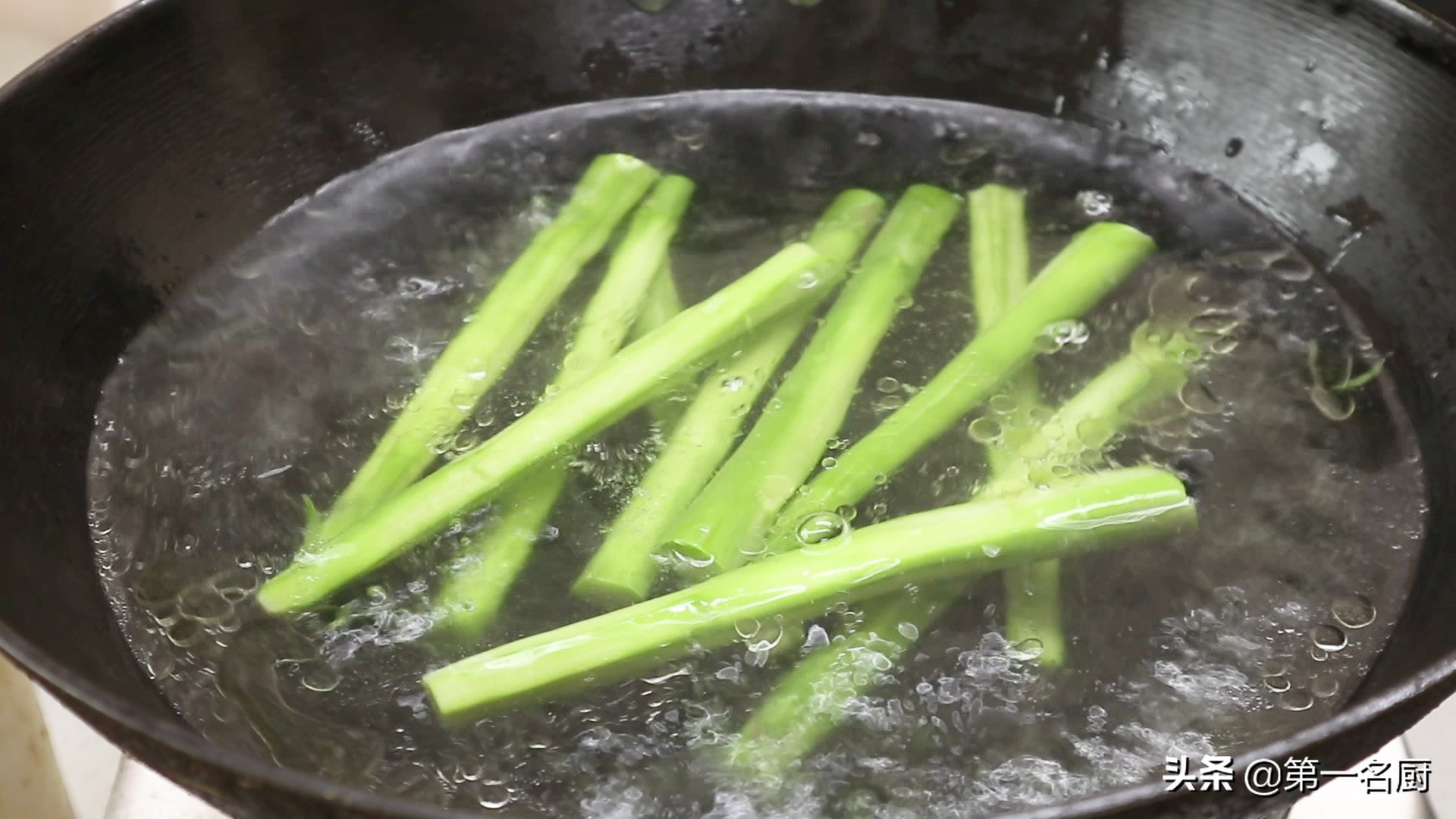 白灼芦笋这样做真简单，随便一浇汁就能高大上，比白灼菜心更好吃 第11张