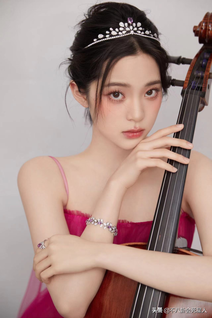 斗鸡眼、蒜头鼻、大扁嘴，这些明星看似神颜，实际五官缺陷好明显 第41张