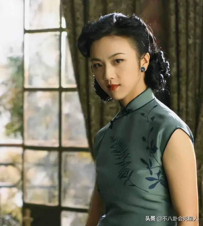 斗鸡眼、蒜头鼻、大扁嘴，这些明星看似神颜，实际五官缺陷好明显 第59张