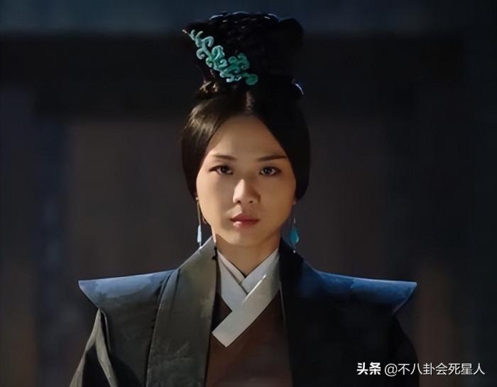 斗鸡眼、蒜头鼻、大扁嘴，这些明星看似神颜，实际五官缺陷好明显 第67张