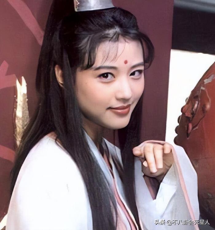 斗鸡眼、蒜头鼻、大扁嘴，这些明星看似神颜，实际五官缺陷好明显 第73张