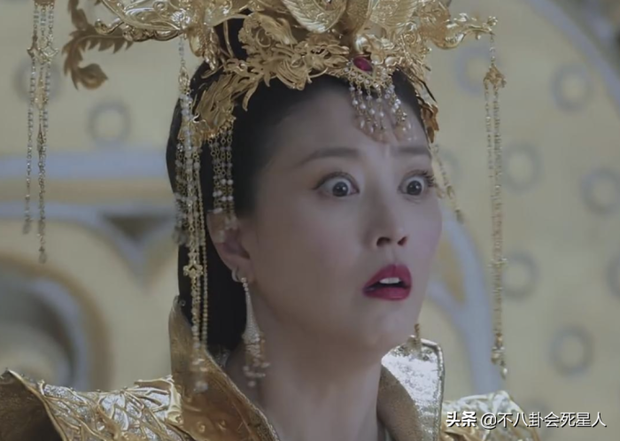 斗鸡眼、蒜头鼻、大扁嘴，这些明星看似神颜，实际五官缺陷好明显 第77张