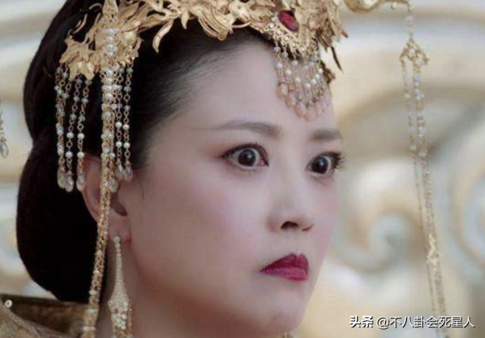 斗鸡眼、蒜头鼻、大扁嘴，这些明星看似神颜，实际五官缺陷好明显 第79张