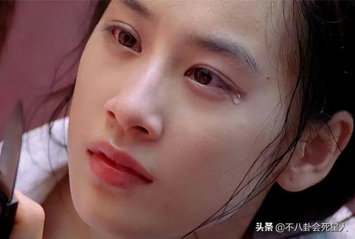 斗鸡眼、蒜头鼻、大扁嘴，这些明星看似神颜，实际五官缺陷好明显 第81张