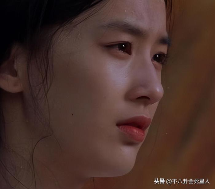 斗鸡眼、蒜头鼻、大扁嘴，这些明星看似神颜，实际五官缺陷好明显 第83张