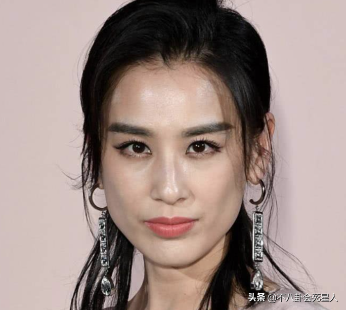 斗鸡眼、蒜头鼻、大扁嘴，这些明星看似神颜，实际五官缺陷好明显 第85张