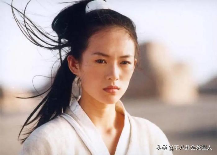 斗鸡眼、蒜头鼻、大扁嘴，这些明星看似神颜，实际五官缺陷好明显 第89张