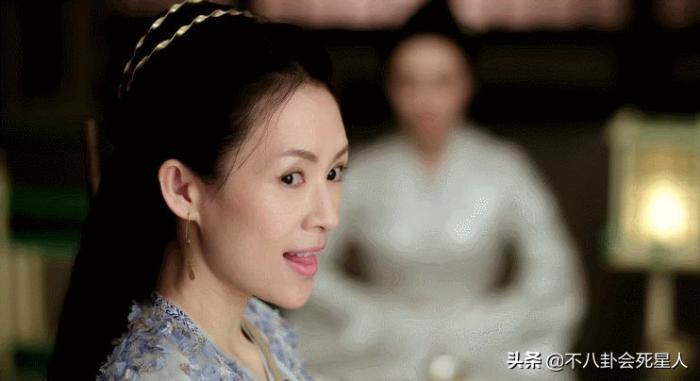 斗鸡眼、蒜头鼻、大扁嘴，这些明星看似神颜，实际五官缺陷好明显 第91张