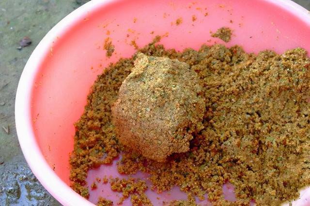 小鸡饲料这么用，既能避开小鱼闹窝，鲤鱼给口接二连三 第5张