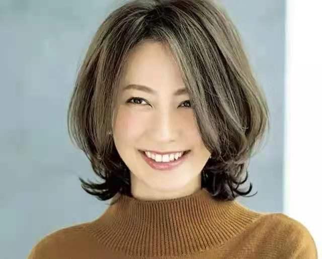 选对发型不显老，给中年女性做发型三个建议：棕色、柔卷、低层次 第9张