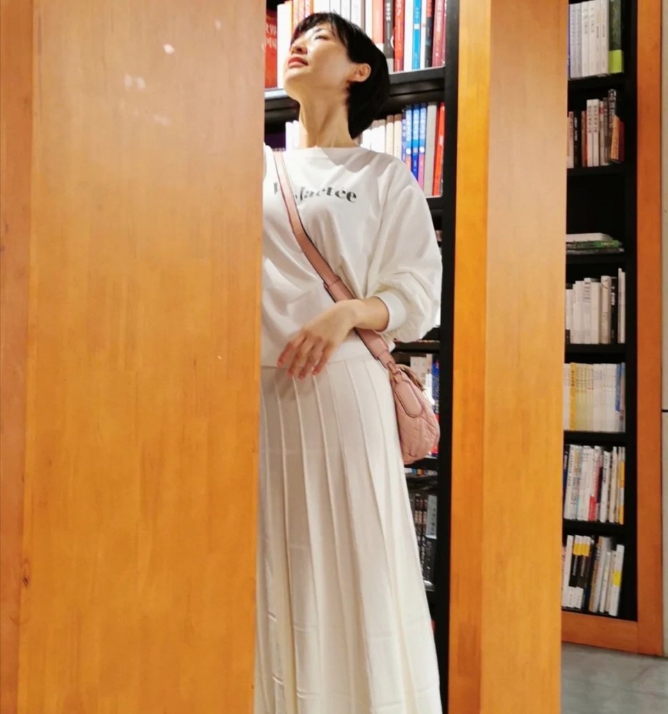 五十岁的女人别乱穿，这几位姐姐的简约风穿搭，时尚大气又显年轻 第1张