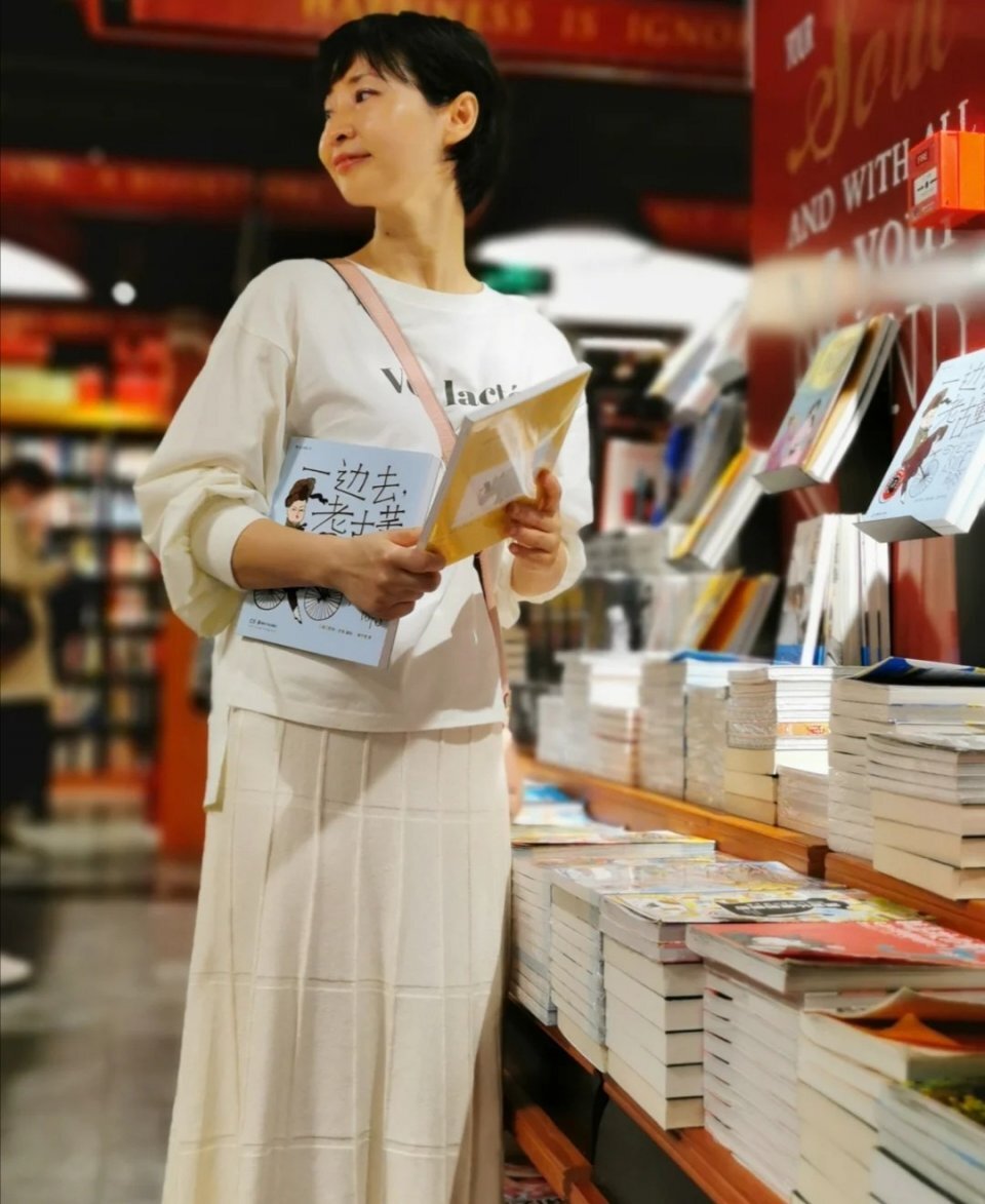 五十岁的女人别乱穿，这几位姐姐的简约风穿搭，时尚大气又显年轻 第3张