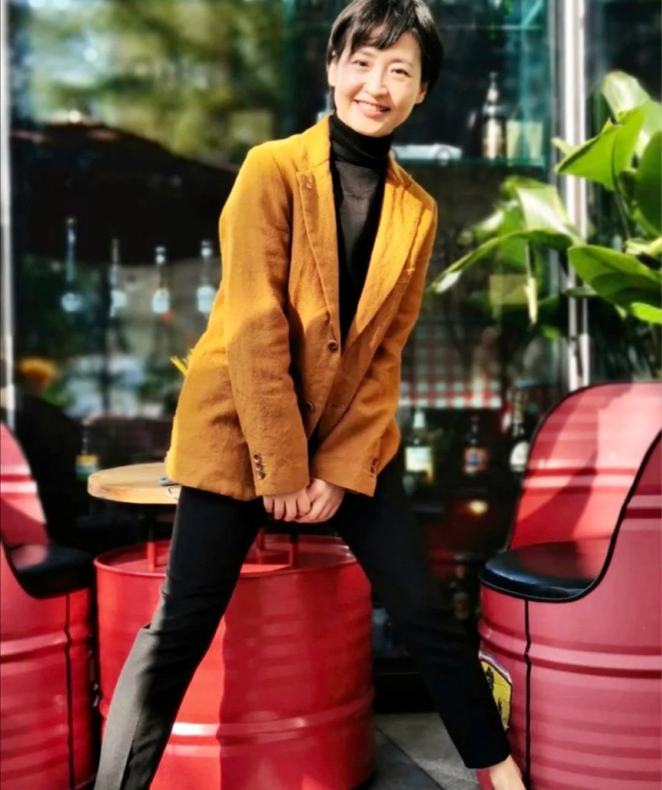 五十岁的女人别乱穿，这几位姐姐的简约风穿搭，时尚大气又显年轻 第13张