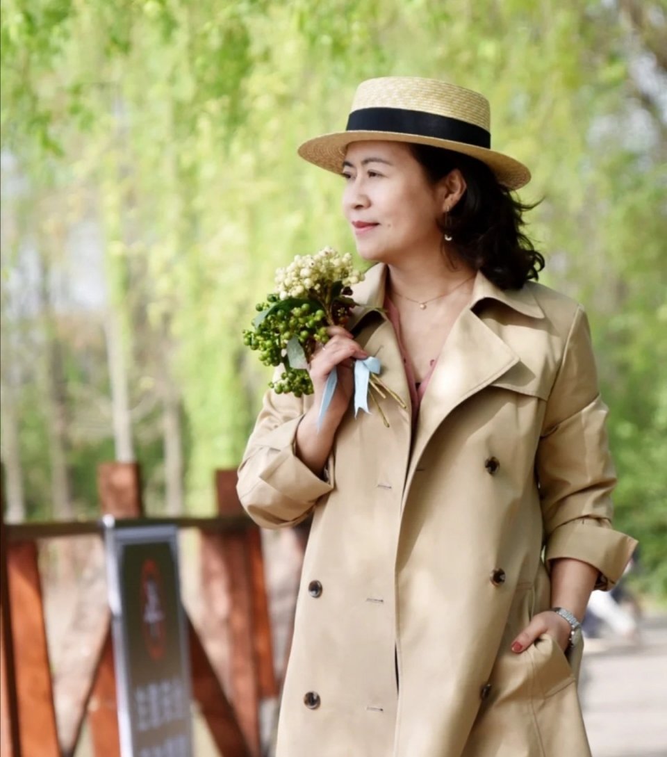 五十多岁的女人穿衣别太花，记好三个穿衣技巧，没有高颜值也优雅 第5张