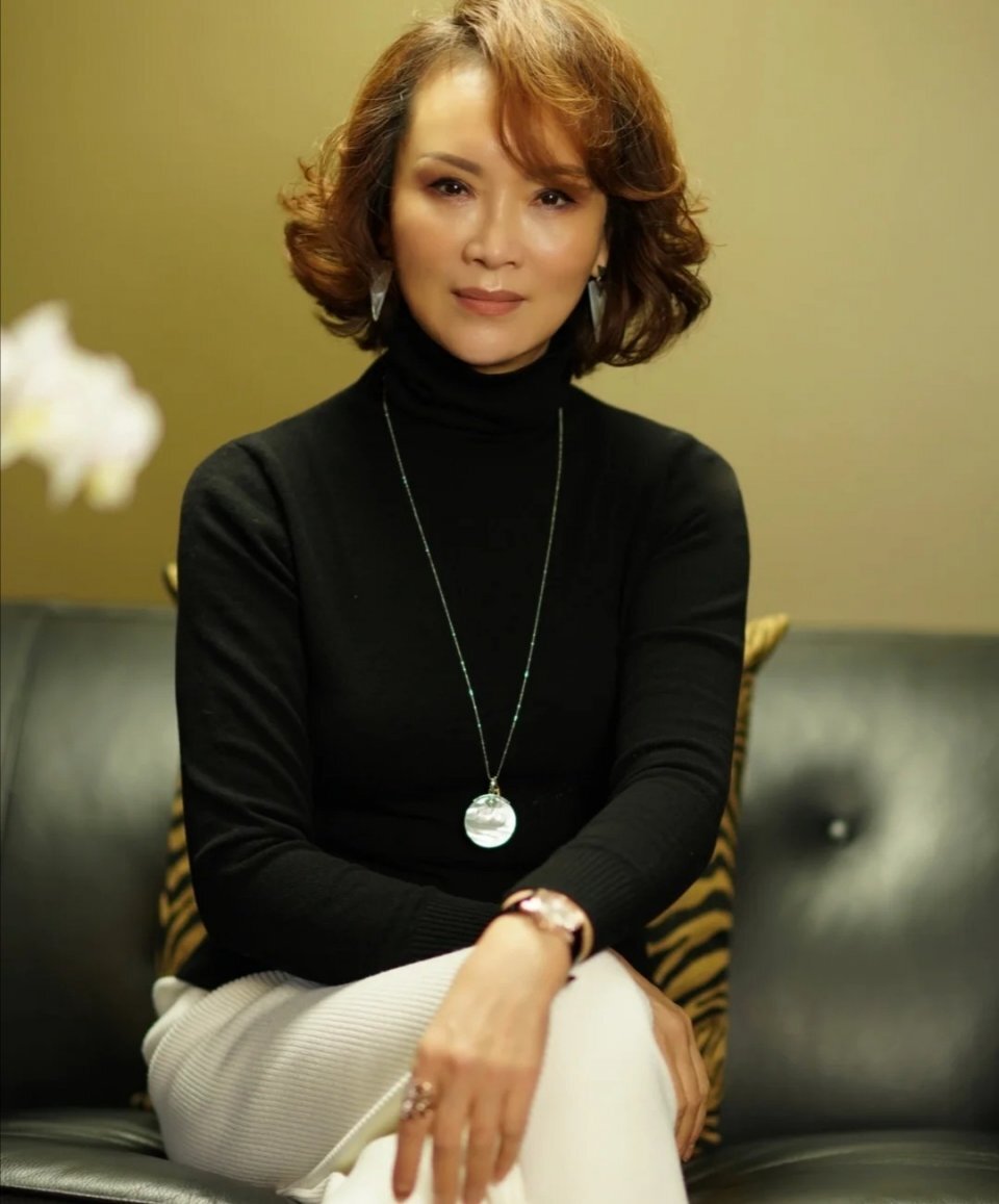 五十多岁的女人穿衣别太花，记好三个穿衣技巧，没有高颜值也优雅 第9张