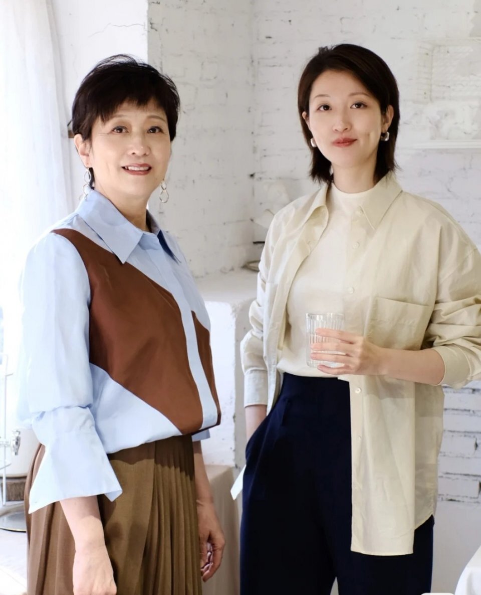 跟着60岁的退休教授学穿衣，简单实用又优雅，建议老年人收藏 第3张