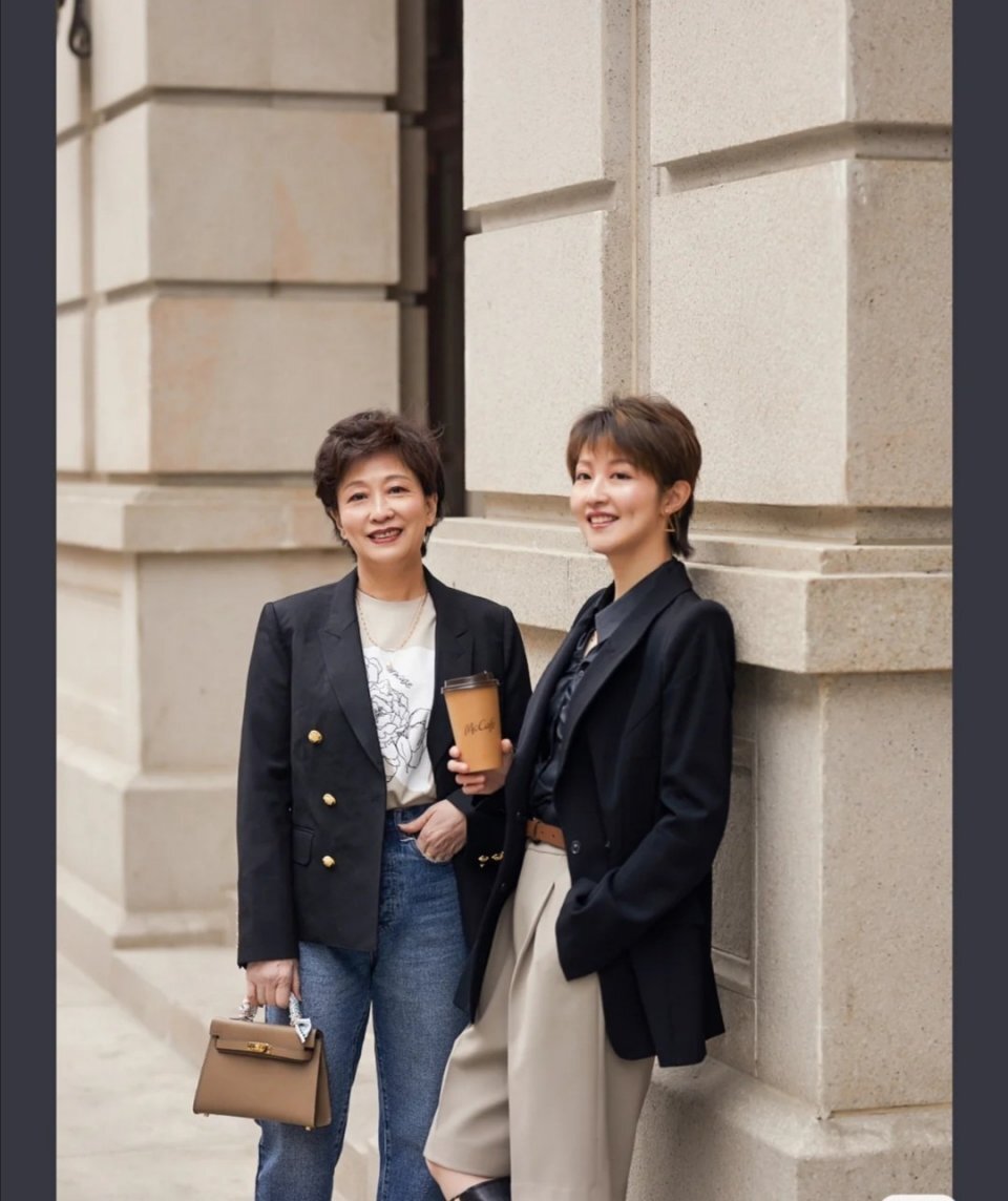 跟着60岁的退休教授学穿衣，简单实用又优雅，建议老年人收藏 第13张