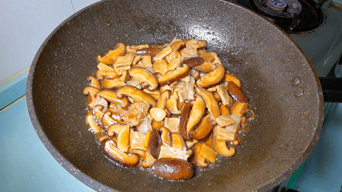 香菇炒肉的家常做法，每次做这道菜总担心米饭不够吃，太下饭了 第19张