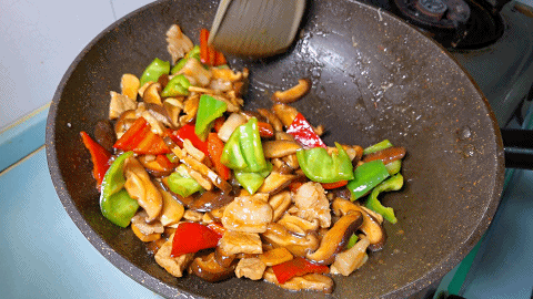 香菇炒肉的家常做法，每次做这道菜总担心米饭不够吃，太下饭了 第21张