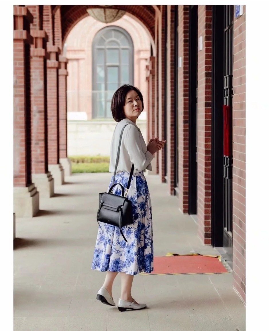 五十多岁的女人，要学会这三种搭配技巧，即使没有高颜值也很出彩 第15张