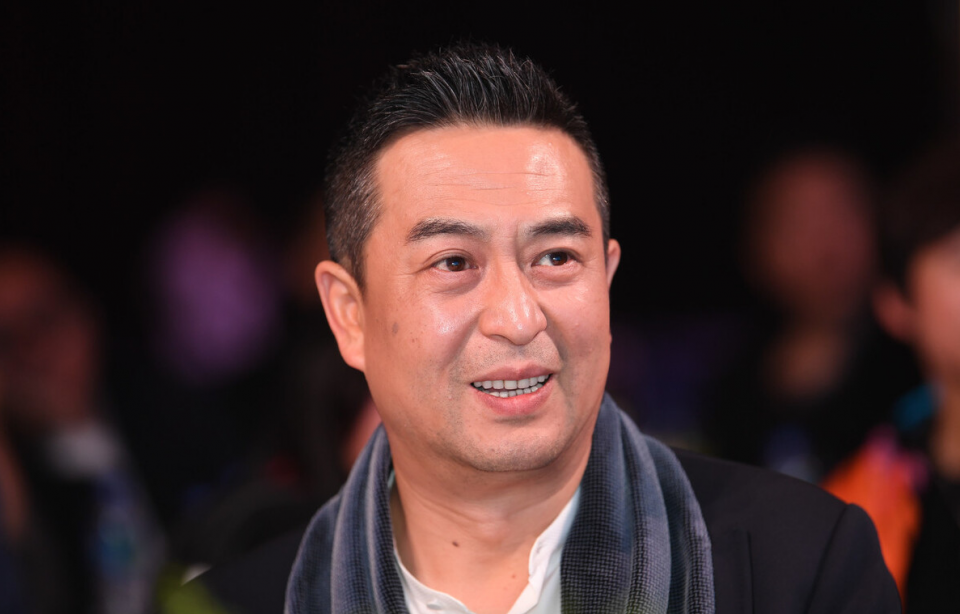 张嘉译50岁后的发型告诉我们，国字脸留小背头，显年轻更有男人味 第1张