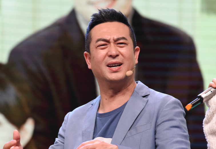 张嘉译50岁后的发型告诉我们，国字脸留小背头，显年轻更有男人味 第3张