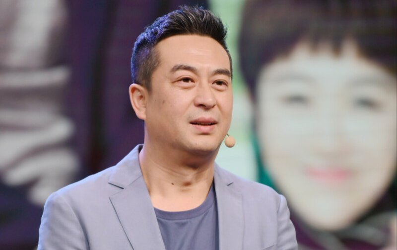 张嘉译50岁后的发型告诉我们，国字脸留小背头，显年轻更有男人味 第5张