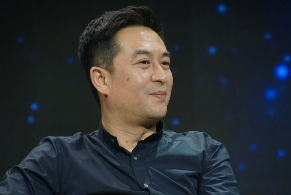 张嘉译50岁后的发型告诉我们，国字脸留小背头，显年轻更有男人味 第7张