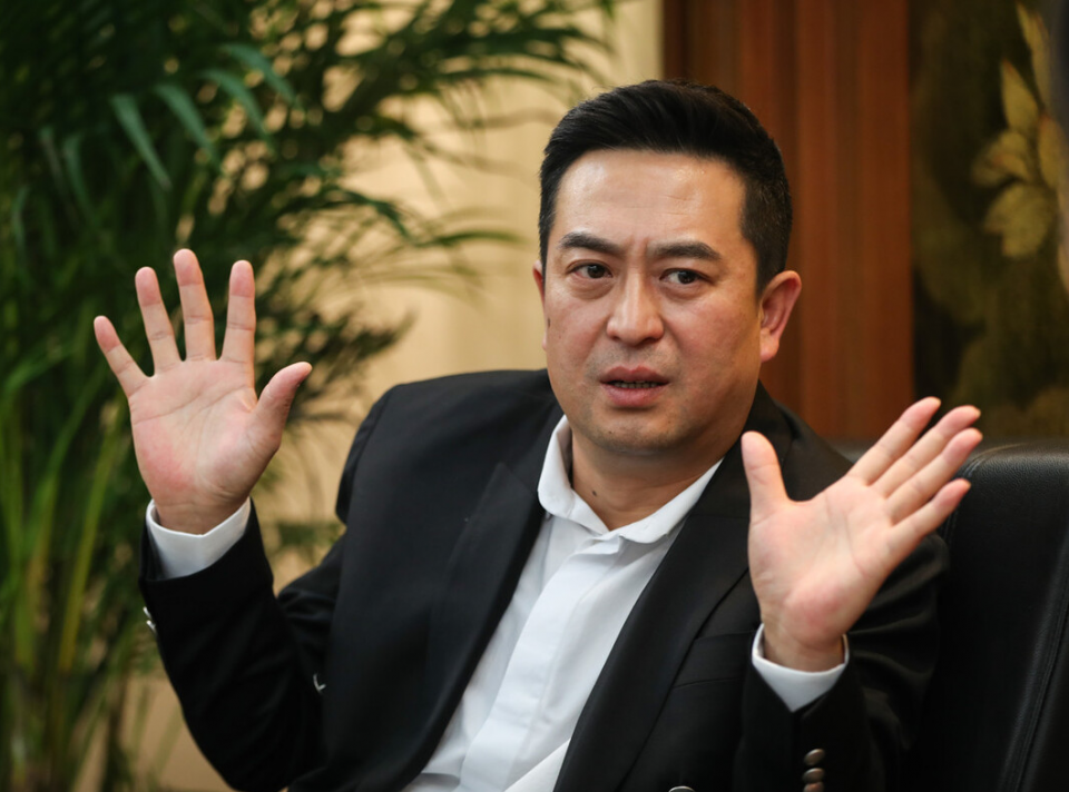 张嘉译50岁后的发型告诉我们，国字脸留小背头，显年轻更有男人味 第9张