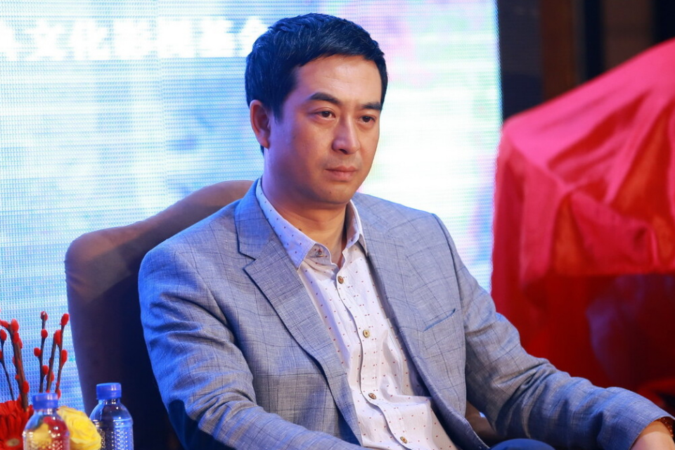 张嘉译50岁后的发型告诉我们，国字脸留小背头，显年轻更有男人味 第11张