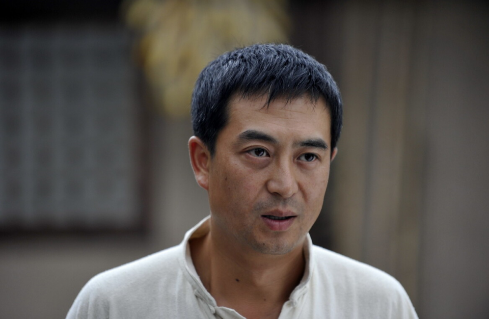 张嘉译50岁后的发型告诉我们，国字脸留小背头，显年轻更有男人味 第13张
