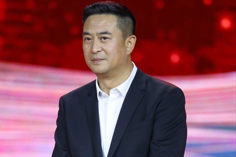 张嘉译50岁后的发型告诉我们，国字脸留小背头，显年轻更有男人味 第15张