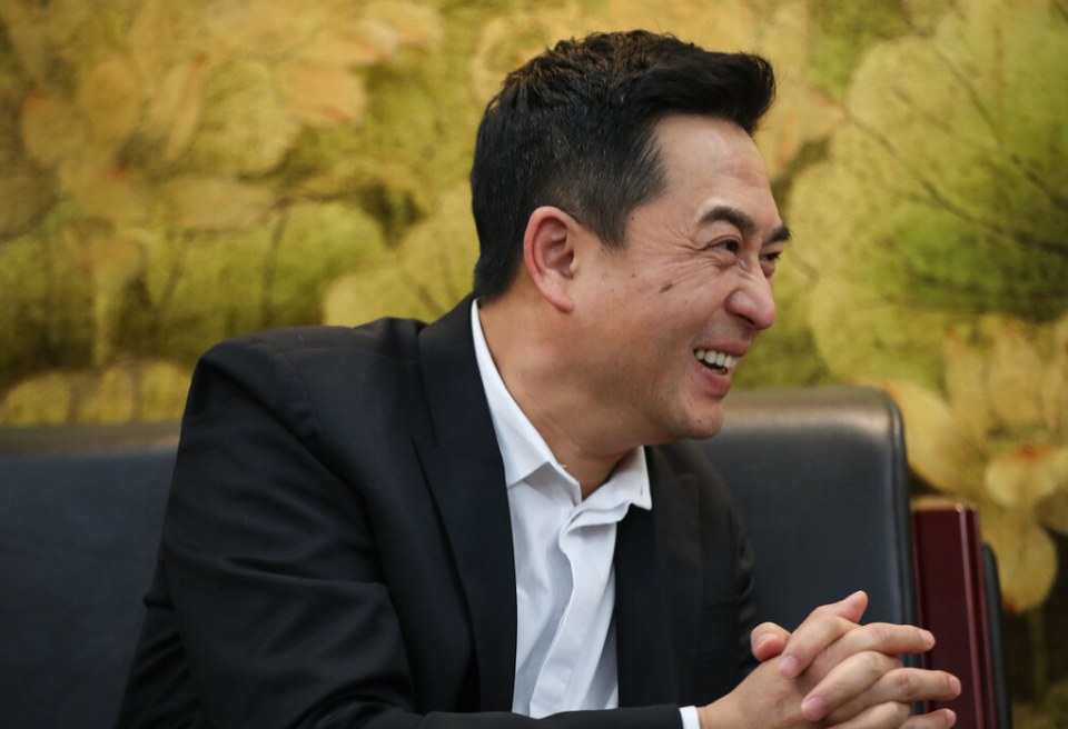 张嘉译50岁后的发型告诉我们，国字脸留小背头，显年轻更有男人味 第19张