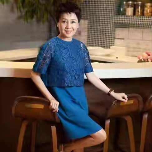 赌王四姨太梁安琪的发型告诉我们，圆脸适合短发，减龄又显脸小 第17张