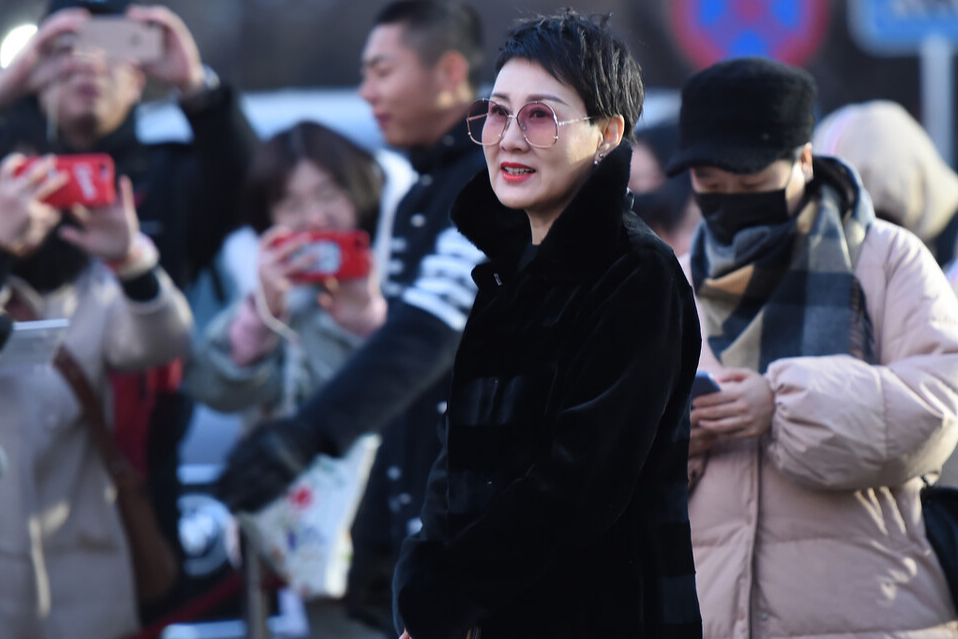 张凯丽的“不等式短发”告诉我们，留对发型太重要，不装嫩显年轻 第1张