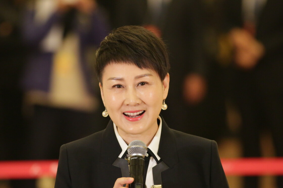 张凯丽的“不等式短发”告诉我们，留对发型太重要，不装嫩显年轻 第13张