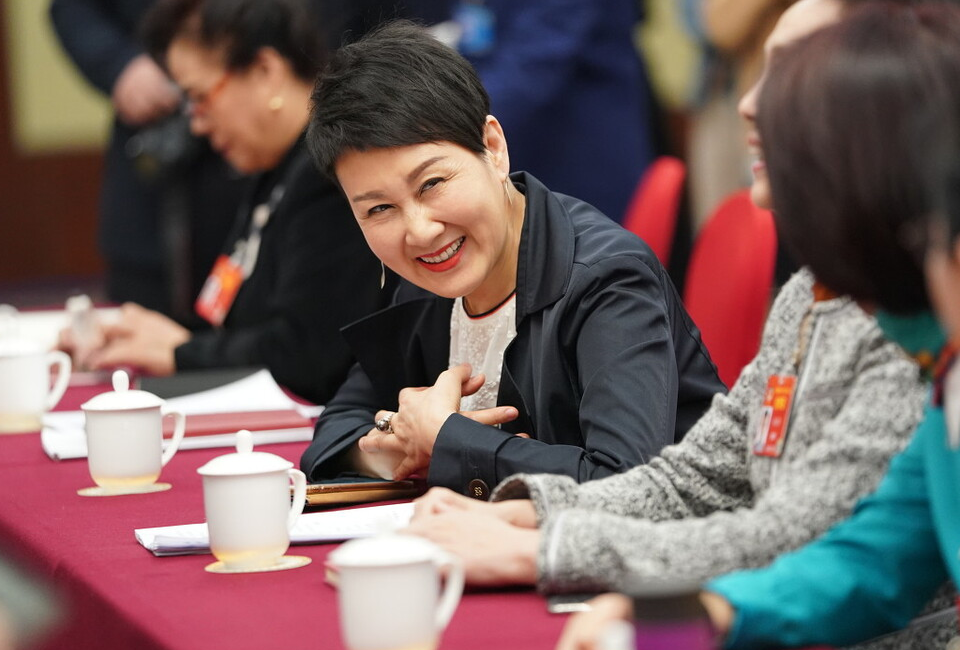 张凯丽的“不等式短发”告诉我们，留对发型太重要，不装嫩显年轻 第19张