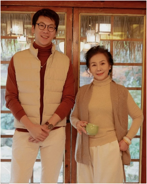 六十岁比年轻人还会穿，穿搭优雅又接地气，奶奶辈也能美出新高度 第1张
